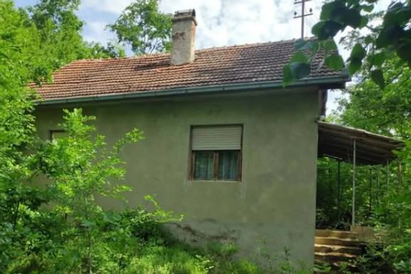 U Beogradu ne možete kupiti ni tri kvadrata, a ovde dobijate celo imanje: Kuća od 80 kvadratnih metara i 10 ari placa nadomak poznate banje prodaju se za 10.000 evra