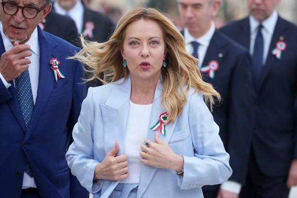 OBORILA BERLUSKONIJEV REKORD Vlada Đorđe Meloni najdugovečnija u istoriji Italije: Slavlje na skupu u Bariju