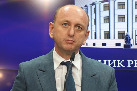 "MENJAMO USTAV ČEŠĆE NEGO NEKE GOSPOĐE KUPAĆE KOSTIME" Knežević poručio parlamentu šefa Delegacije EU: "Nek ide malo na odmor, do banja. Ja plaćam!"
