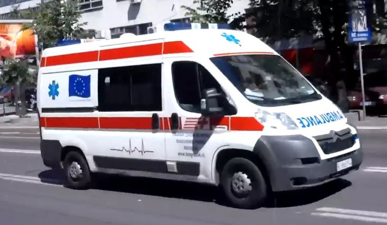 Удес у Нишу: Аутобус ударио у дрво, повређено четворо људи, међу њима и двоје деце