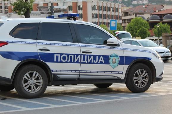 HOROR NA ŽELEZNIČKOJ STANICI U BATAJNICI Napadači presreli mladića, tražili mu telefon i novac: Kada im se suprotstavio, usledio je pravi PAKAO
