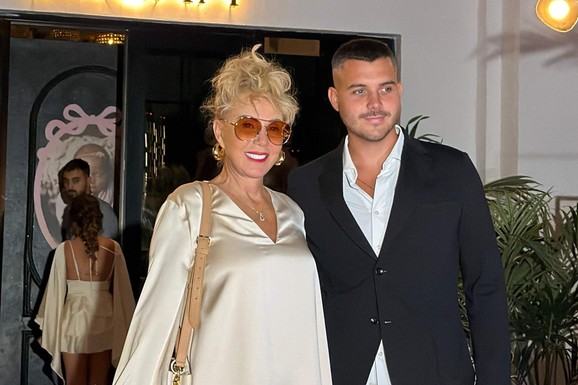 LEPA BRENA SA SINOM I SNAJKOM STIGLA NA ROĐENDAN MALE ARIJE Viktor sve vreme drži devojku za ruku, a folk diva izdominirala u satenskom kompletu sa perjem (Video)