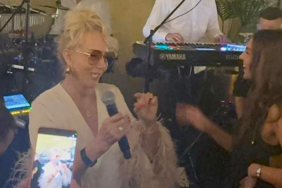"UMIREM OD SMEHA VEĆ DVA SATA" Hit snimak imitacije Lepe Brene gde "otima" mikrofon Džejli, Aleksandra Prijović odmah reagovala: Za njom i Borka (VIDEO)