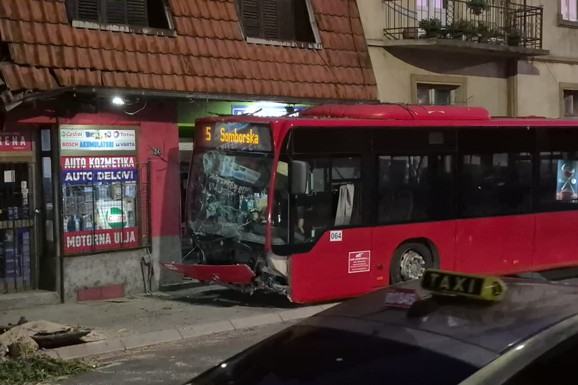 OTKRIVENO STANJE POVREĐENIH U NIŠU Autobus sleteo sa puta i udario u drvo: Šest putnika odmah prevezeno u bolnicu
