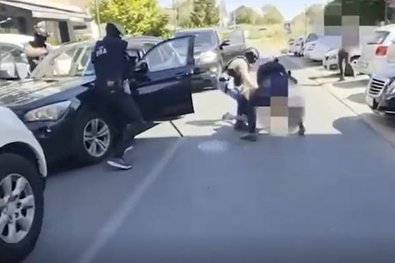 (VIDEO) IZVUKLI GA IZ BMW-A I BACILI NA ASFALT Ovako je uhapšen mladić u Sremskoj Mitrovici zbog više od 200 kilograma droge: Šokantni prizori zatečeni u njegovom stanu
