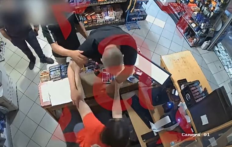 (UZNEMIRUJUĆI SNIMAK) PIJAN ZVERSKI PREBIO RADNIKA PUMPE! Pesnicama i palicom razbio lice mladiću: Čupao ga za kosu i krvnički tukao na podu!
