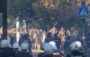 KORTEO GROBARA KRENUO KA MARAKANI! Veliki broj policijskih snaga na ulici uoči večitog derbija! (VIDEO)
