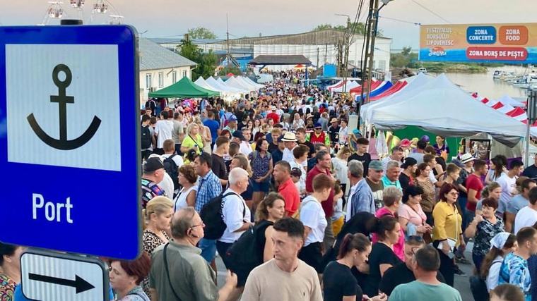 Turisti u kolonama na preporuku AI-ja došli NA FESTIVAL KOJI NE POSTOJI 🤖🎪✨