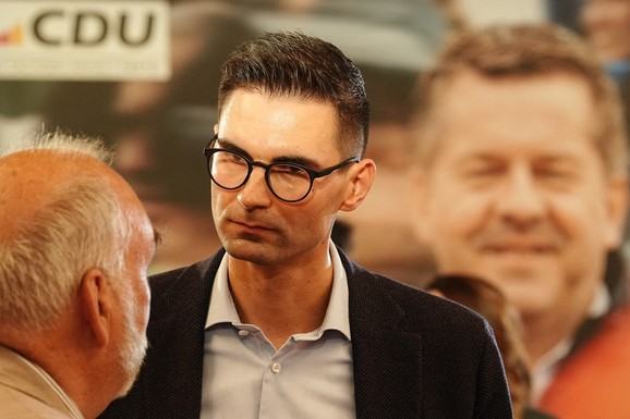 KO JE ČOVEK KOJI JE ZABIO NOŽ U LEĐA MERCU I CDU? Kancelar suočen sa izbornim debaklom priznao poraz, a onda izneo i stranački PRLJAV VEŠ
