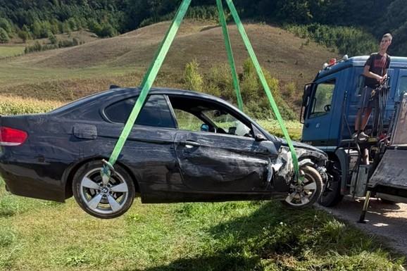(FOTO) TEŠKA NESREĆA NA ULAZU U GUČU! Auto završio na njivi posle sudara, aktivirana dizalica: Sumnja se da je OVO uzrok, IMA POVREĐENIH