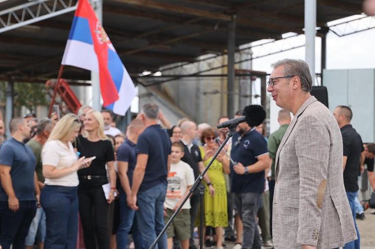 "DOK ME GLAVA SLUŽI, DOK ME MOZAK SLUŽI, POBEĐIVAĆEMO!" Vučić nakon zabrinutosti građana i jednog neočekivanog pitanja poručio svima: Ne sekirajte se!