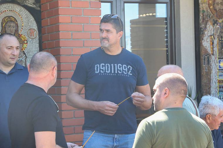 Darko Miličić na sahrani Ratka Mladića: Došao u majici sa posebnim natpisom i zapalio sveću