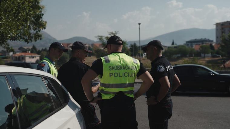 STRAVIČNA NESREĆA KOD DERVENTE! Automobil završio na krovu, poginula jedna osoba!