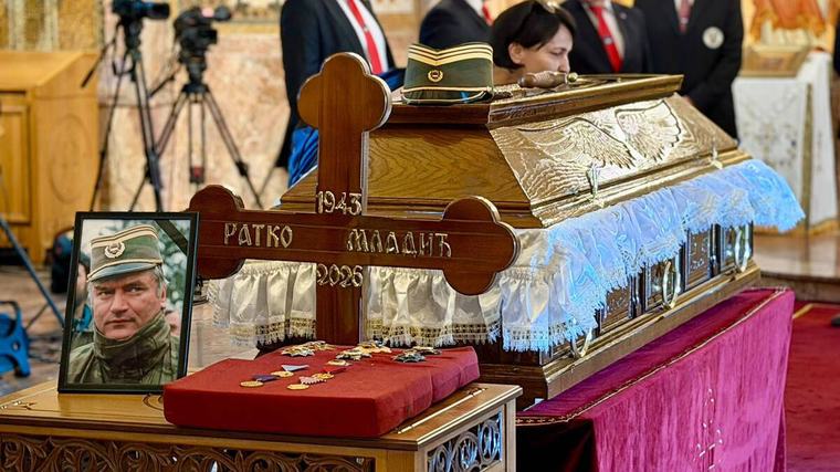 (Foto) Kapa, sablja i ordenje imaju posebnu simboliku: Šta znače detalji na kovčegu Ratka Mladića