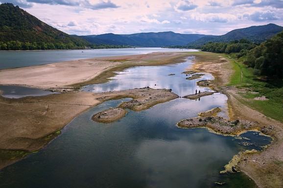 (FOTO) OVO JE DUNAV IZ SVEMIRA Nezapamćene scene, sprudovi izbili na površinu, a tek od OVOG DATUMA kreće pakao