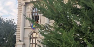 Strašno! Okačili gej zastavu na prozor Skupštine Srbije