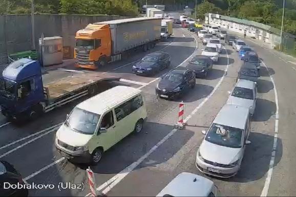 (FOTO) KOLONE SU KILOMETARSKE, NE VIDI IM SE KRAJ! Haos na ulazu u Srbiju, sve STOJI: "Očekivali smo, ali ne ovako"