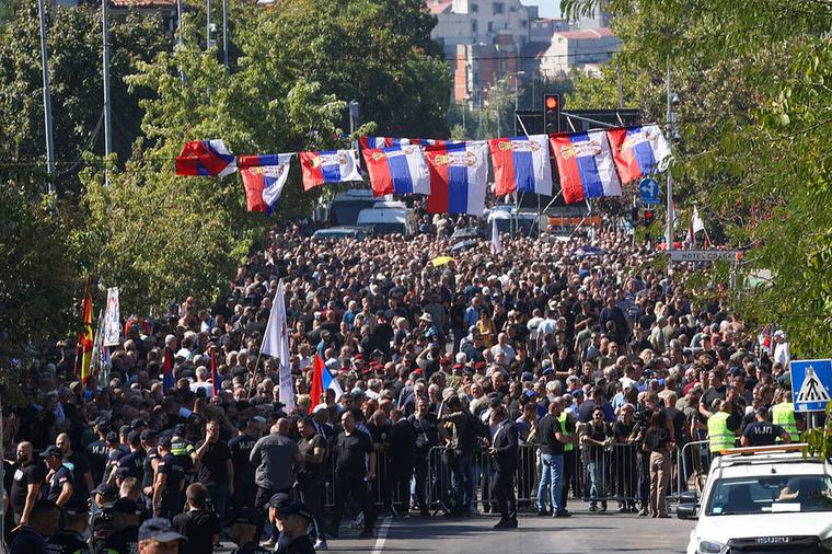 Muškarac doživeo infarkt dok je čekao da oda počast Mladiću: Drama pred početak sahrane generala