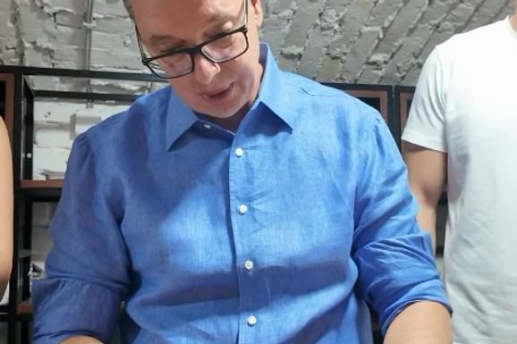 "VEČERAS SMO RADILI NA LISTI ZA POSLANIKE" Vučić objavio video sa Palića: "Sastao sam se sa mladim ljudima i rešio da ih poslužim slaninicom" (VIDEO)