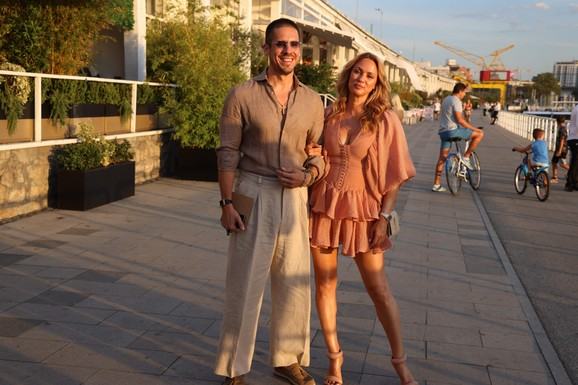 Bojana Barović U MINI DEKOLTIRANOJ HALJINI, a Nikola Rokvić U ŠIROKIM PANTALONAMA: Ovako su se pojavili na rođendanu ćerke Aleksandre Prijović (Video)