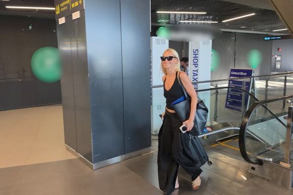 (VIDEO) UHVATILI SMO NATAŠU BEKVALAC NA AERODROMU Pevačica sva u crnom, na licu naočare, a jedan detalj ne prestaje da privlači pažnju