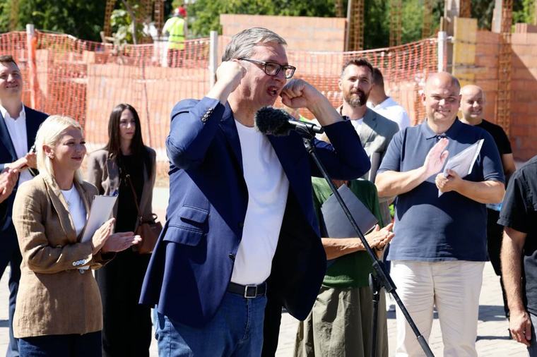 "ŠALJEM POLJUPCE ONIMA ŠTO SE SAKRIJU U SOBU PA ZVIŽDE!" Vučićeva moćna i šarmantna poruka iz Sombora zapalila mreže: Hvala vam na svemu! (VIDEO)