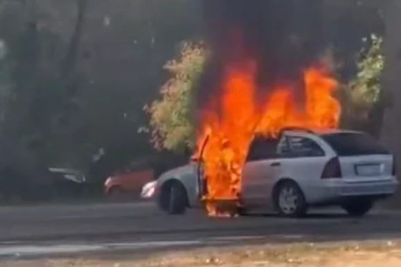 DRAMATIČNE SCENE NA NOVOM BEOGRADU Izgoreo automobil, na licu mesta vatrogasci (VIDEO)